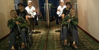 Akibat kecelakaan motor yang terjadi dua bulan lalu, aktor senior Tio Pakusadewo masih duduk di kursi roda. Seperti saat hadir dalam press screening film horor berjudul Mereka yang Tak Terlihat. (Nurwahyunan/Bintang.com)