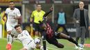 Penyerang AC Milan, Rafael Leao berebut bola dengan pemain Spezia, Ethan Ampadu pada pertandingan lanjutan Liga Serie A Italia di stadion San Siro, di Milan, Italia, Minggu (6/11/2022). AC Milan menang tipis atas Spezia 2-1. (AP Photo /Antonio Calanni)