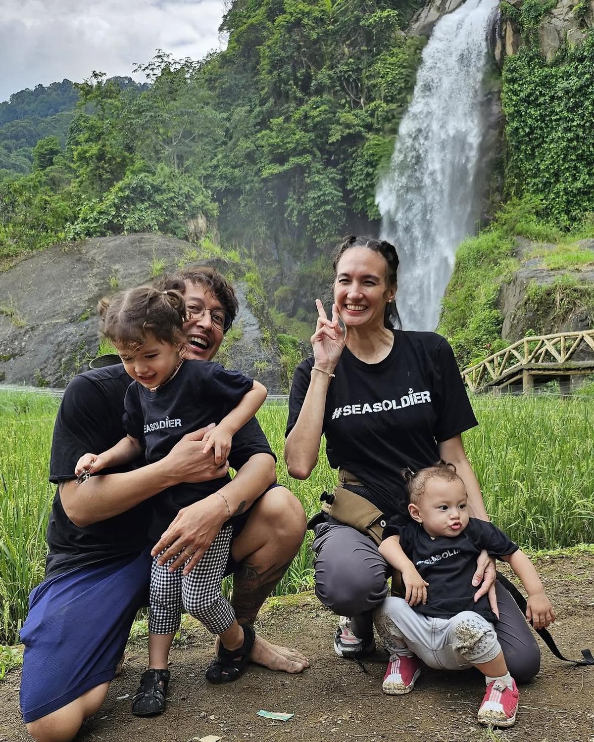 Potret Nadine Chandrawinata Ajak 2 Anaknya ke Curug, Kompak Sama Dimas Anggara