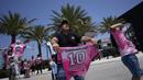Sejumlah fans Inter Miami melakukan perayaan saat menunggu kedatangan Lionel Messi di DRV PNK Stadium, Fort Lauderdale, Florida, 11 Juli 2023 waktu setempat. Messi mendarat di Florida pada hari Selasa (11/07/2023) waktu setempat. Hal tersebut diketahui dari tayangan televisi ESPN. Inter Miami rencananya akan mengadakan acara presentasi bertajuk 'The Unveil' pada 16 Juli di stadion kandangnya. (AP Photo/Rebecca Blackwell)