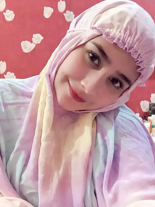 Menyambut bulan Ramadhan tahun 2018 lalu, Prilly menyapa penggemar mengenakan mukena warna-warninya yang buat wajahnya semakin berseri. (Liputan6.com/Instagram/@prillylatuconsina96)