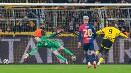 Kedua tim bermain sengit dan saling berbalas gol, sebelum Barcelona memastikan kemenangan dengan skor 3-2. (AP Photo/Martin Meissner)