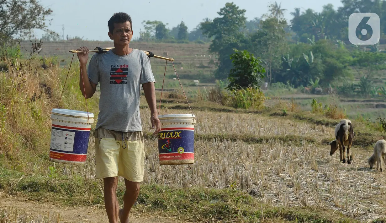 Mereka antre dari malam hingga pagi hari karena sumber air terbatas.(merdeka.com/Arie Basuki)