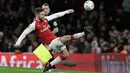 Pemain Arsenal Shkodran Mustafi menguasai bola saat bertandnag ke markas Chelsea pada laga leg kedua babak semifinal Piala Liga di Stadion Emirates, Kamis (25/1). Tiket final Piala Liga jatuh ke tangan Arsenal usai menang 2-1. (AP/Matt Dunham)