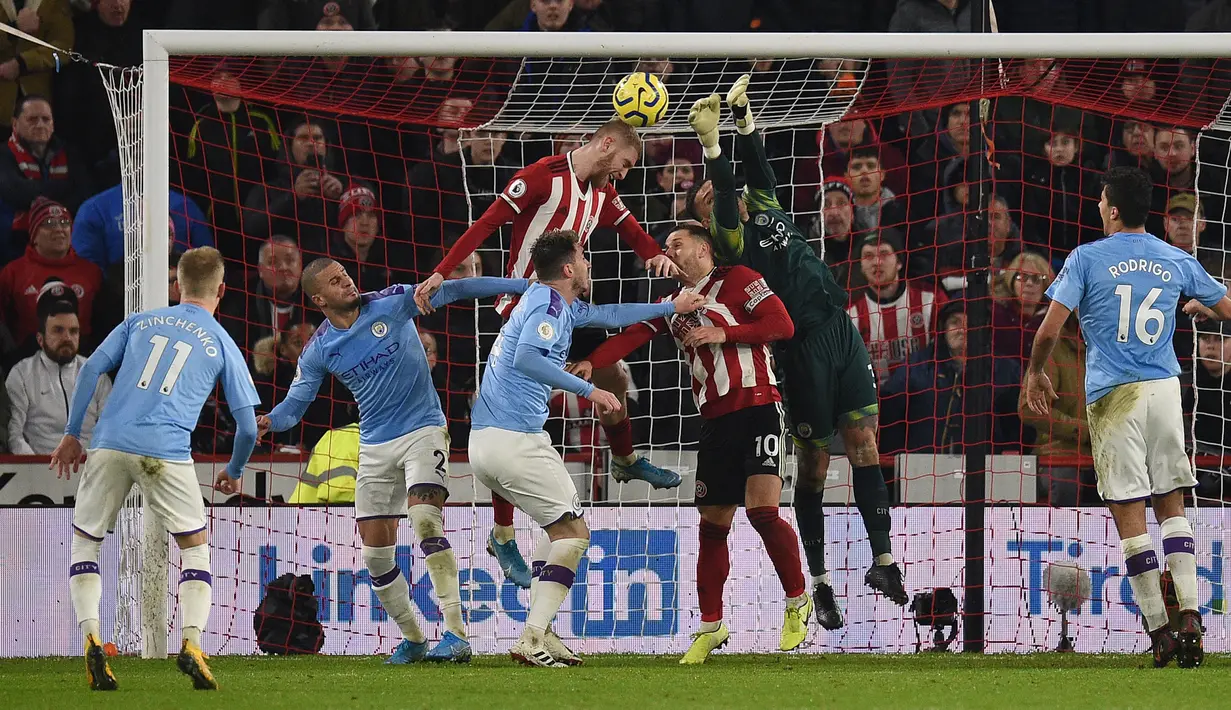 Kiper Manchester City, Ederson (kedua kanan) melakukan penyelamatan saat berkunjung ke markas Sheffield United pada pekan ke-24 Liga Inggris di Bramall Lane, Selasa (21/1/2020). Manchester City meraih hasil maksimal usai menang tipis 1-0 atas Sheffield United. (OLI SCARFF/AFP)