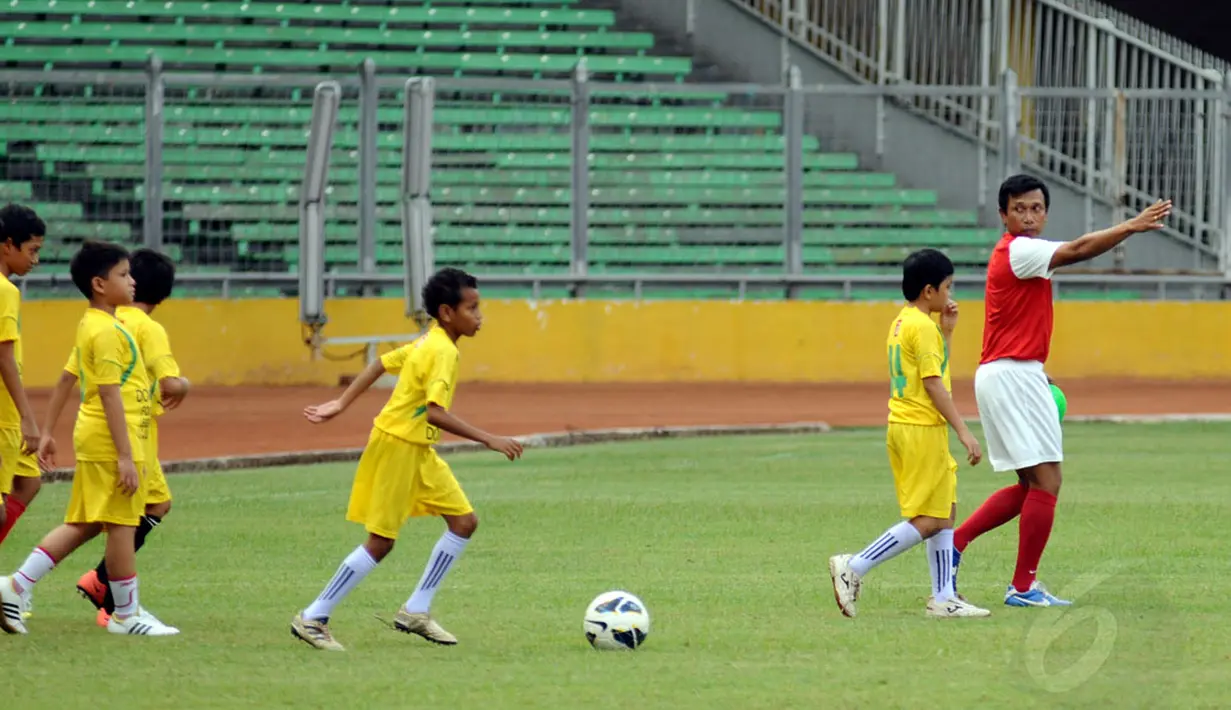 Bersama mantan pemain Timnas Indonesia, Widodo C Putro (kanan) beberapa anak bersiap berlatih di Stadion GBK Jakarta, (6/6/2014). (Liputan6.com/Helmi Fithriansyah)