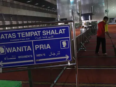 Petugas membersihkan karpet Masjid Istiqlal, Jakarta, Selasa (15/5). Kegiatan tersebut dalam rangka menyambut Bulan Suci Ramadan untuk memberikan rasa nyaman bagi jamaah saat menjalankan ibadah. (Liputan6.com/Arya Manggala)