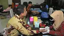 Seorang Petugas bersiap mengambil darah pendonor di ruang rapat BPPK Kemenlu, Jakarta, Jumat (24/7/15). Aksi donor darah tersebut menyambut hari kemerdekaan Indonesia pada tanggal 17 Agustus nanti. (Liputan6.com/Herman Zakharia)