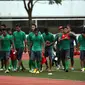 Pemain Timnas Indonesia U-23 menjajal lapangan ITE College Center, Singapura, Minggu (31/5/2015). Timnas Indonesia U-23 akan melakoni laga perdana di Sea Games 2015 melawan Myanmar, 2 Juni mendatang. (Liputan6.com/Helmi Fithriansyah)