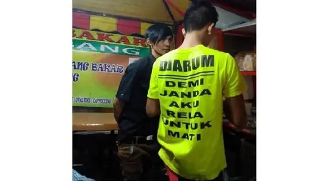 6 Tulisan di Belakang Kaus Oblong Bapak-Bapak Ini Bikin Tawa Pecah
