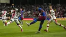 Pemain Barcelona Memphis Depay (tengah) melakukan tembakan ke gawang di depan pemain Rayo Vallecano Pathe Ciss (kiri) pada pertandingan La Liga Spanyol di Stadion Vallecas, Madrid, Spanyol, 27 Oktober 2021. Barcelona kalah 0-1. (AP Photo/Manu Fernandez)