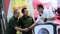 Menparekraf Sandiaga Uno berjabat tangan dengan Chief Operating Officer PT Deltomed Laboratories Junius Rahardjo seusai penandatanganan nota kesepahaman di Jakarta, Senin, 16 Januari 2023. (dok. Biro Komunikasi Publik Kemenparekraf)