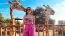 Paduan strapless top bermotif dengan wide leg pants warna pink seperti yang dikenakan Jessica Iskandar bisa bikin penampilanmu chic dan stylish. Untuk alas kaki, kamu bisa kenakan slip on maupun sneakers (Instagram/inijedar).