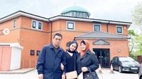 Kebersamaan Wakil Gubernur DKI Jakarta Ahmad Riza Patria bersama istri saat berlebaran bersama anaknya, Aisha di Inggris. (@arizapatria)
