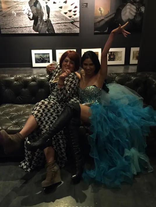 "Begini jadinya jika kostum ulang tahun temanmu adalah drag queen, dan kau harus berlaku selayaknya (drag queen)," tulisnya dalam bahasa Inggris sebagai keterangan foto. (Instagram/uliauliani10)