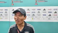 Pelatih Timnas Jepang U-17 Yoshiro Moriyama menjelaskan faktor yang membuat timnya menang tipis lawan Polandia (Liputan6.com/Arya Prakasa)
