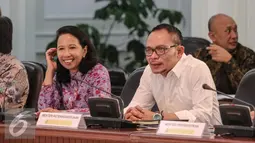 Menteri BUMN, Rini Soemarno (kiri) dan Menaker Hanif Dhakiri saat menghadiri sidang kabinet paripurna, Jakarta, Senin (6/7/2015). Sidang tersebut membahas Draft Nota Keuangan dan Postur RAPBN 2016 dan Persiapan Lebaran 2015. (Liputan6.com/Faizal Fanani)