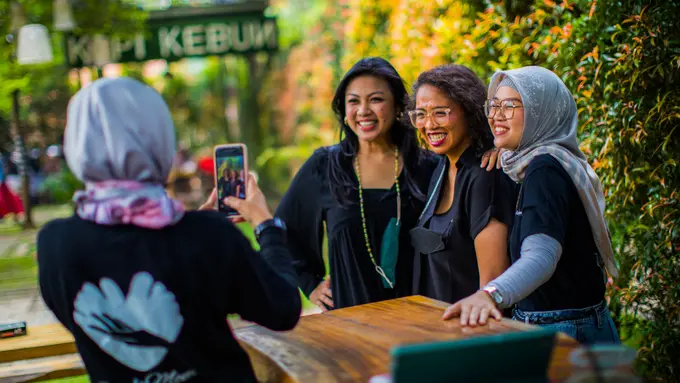 Komunitas untuk Ibu yang memanfaatkan fitur Komunitas di WhatsApp.