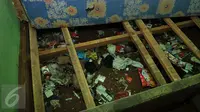 Kondom berserakan dengan sampah di salah satu kamar di sebuah kafe yang mulai ditinggalkan di Kalijodo, Jakarta, Kamis (18/2). Lokalisasi itu mulai ditinggalkan penghuni sejak berkembangnya wacana penggusuran kawasan Kalijodo (Liputan6.com/Gempur M Surya)