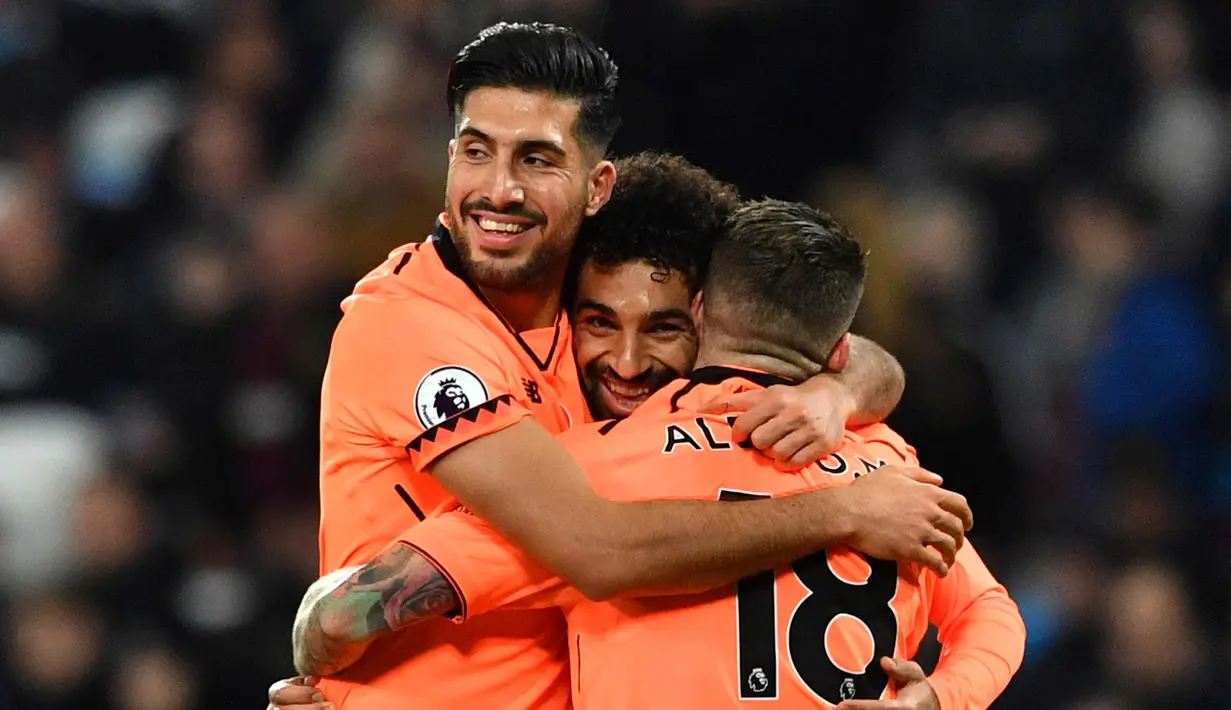 Gelandang Liverpool, Mohamed Salah (tengah) melakukan selebrasi usai mencetak gol ke gawang West Ham pada lanjutan pekan ke-11 Premier League di Olympic Stadium, London, Sabtu (4/11). Salah mencetak dua gol dipertandingan ini. (AFP Photo/Ben Stansall)