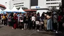 Pengunjung mengantre untuk menyaksikan Jakarta Internasional Comedy Festival (JICOMFEST) 2019 hari pertama di JIExpo, Kemayoran, Jakarta, Sabtu (3/8/2019). JICOMFEST 2019 dikemas dalam format komedi musik hingga komedi tradisional. (Liputan6.com/JohanTallo)