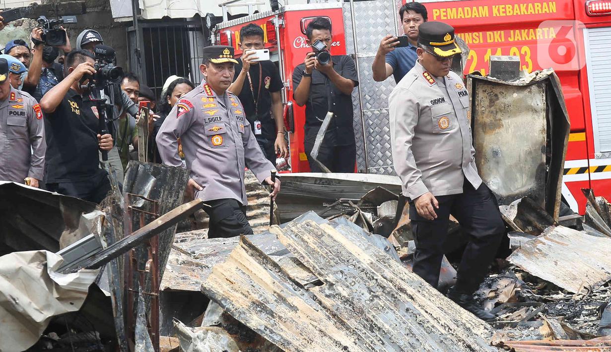 Kapolri Jenderal Listyo Sigit Prabowo mendatangi langsung lokasi kebakaran Depo Pertamina Plumpang, Jakarta Utara, Sabtu (4/3/2023). Sambil didampingi jajarannya, Listyo, Agus dan Fadil tampak berjalan kaki menuju lokasi kejadian. (Liputan6.com/Herman Zakharia)