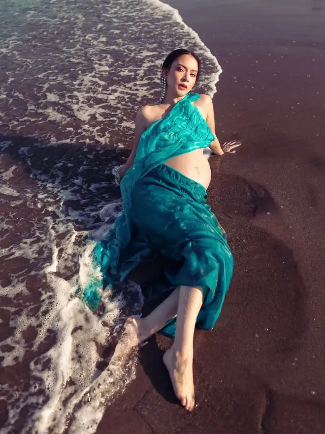 [Fimela] Karina Nadila Maternity Shoot