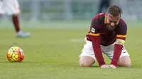 Gelandang Daniele de Rossi, membantah kekalahan 0-2 dari Atalanta di Stadion Olimpico, Minggu (29/11/2015) akibat imbas dari kekalahan telak oleh Barcelona pada ajang Liga Champions. (REUTERS/Giampiero Sposito)