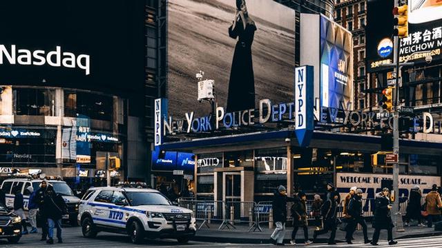 (Ilustrasi bursa saham Nasdaq, pencatatan saham coinbase) Dok: Unsplash/Meric Dagli