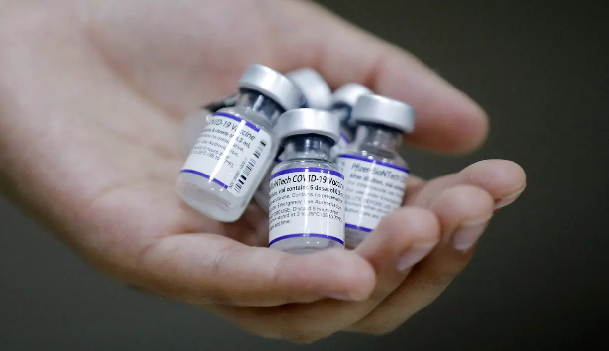Seorang petugas kesehatan menunjukkan botol vaksin COVID-19 Pfizer-BioNTech di pusat vaksinasi di Santiago, Chile, Senin (10/1/2022). Chile mulai memberikan dosis keempat vaksin COVID-19 kepada warga berusia di atas 12 tahun yang mengalami gangguan kekebalan. (Javier TORRES / AFP)
