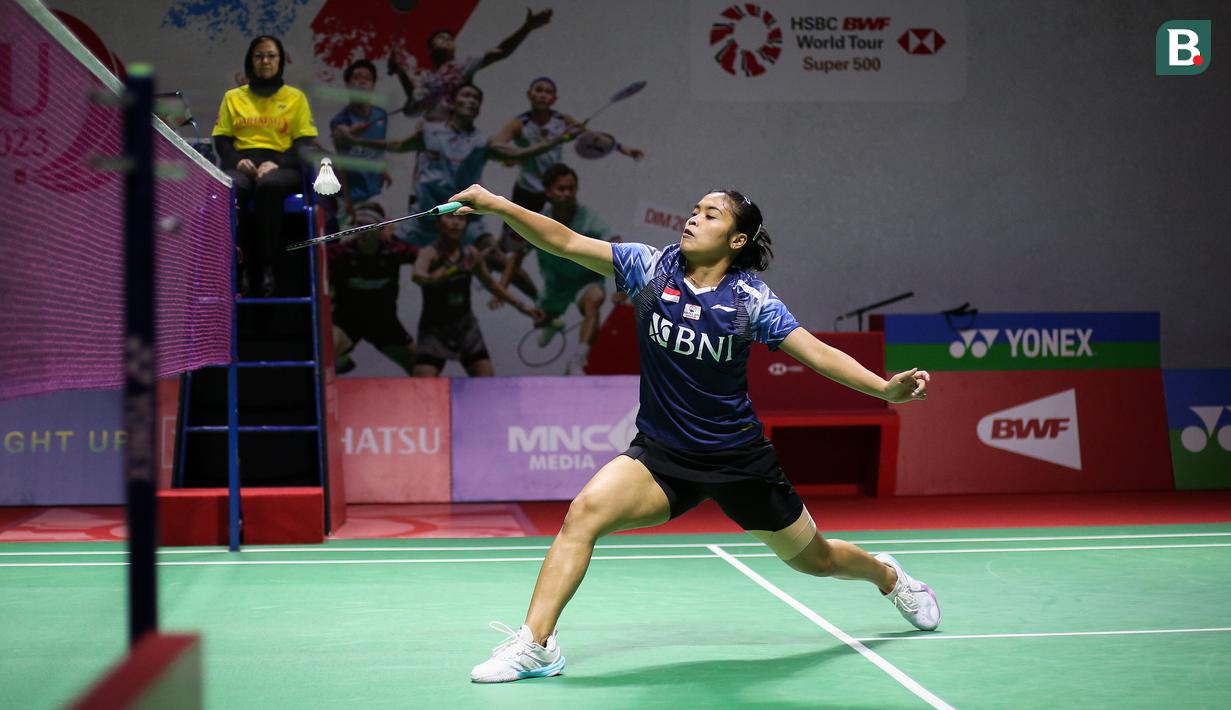 Di babak 16 besar, Gregoria Mariska Tunjung akan menghadapi unggulan ke-4 asal Cina, He Bing Jiao yang lolos setelah menyingkirkan wakil Jepang, Nozomi Okuhara dengan kemenangan rubber game, 15-21, 21-12 dan 21-7 dalam waktu 52 menit. (Bola.com/Bagaskara Lazuardi)