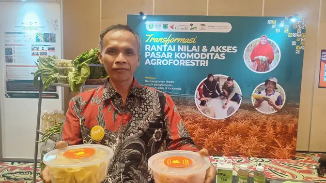 <p>Tuwon, Kelompok Usaha, Kebun Belajar dan Kebun Dapur Desa Ganesha Mukti Kecamatan Muara Sugihan Banyuasin Sumsel saat memamerkan produk hasil tanam di atas lahan gambut (Dok. Humas ICRAF / Nefri Inge)</p>