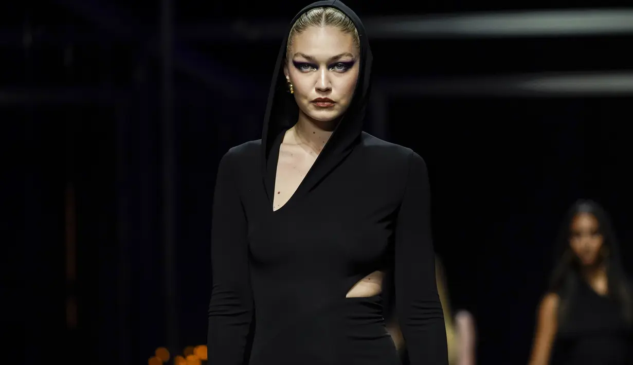 Gigi Hadid mengenakan kreasi bagian dari koleksi Musim Semi Musim Panas 2023 wanita Versace selama event Milan Fashion Week di Milan, Italia (23/9/2022). Di Milan, Gigi dikabarkan bersama aktor Leonardo DiCaprio. Gigi Hadid dan Leonardo DiCaprio dikabarkan pacaran. (AP Photo/Alberto Pezzali)