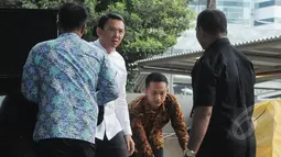 Gubernur DKI Jakarta Basuki Tjahaja Purnama saat tiba di Kantor KPK, Jakarta, Jumat (27/2/2015). Kedatangan Ahok untuk melaporkan temuan dana siluman di Pemerintah Provinsi DKI. (Liputan6.com/Herman Zakharia)