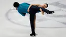 Pasangan atlet Figure Skating asal Jepang, Miu Suzaki dan Ryuichi Kihara tampil menunjukkan gerakan selama bersaing pada Figure Skating World Championships di Assago, dekat Milan, Rabu (21/3). (AP Photo/Luca Bruno)