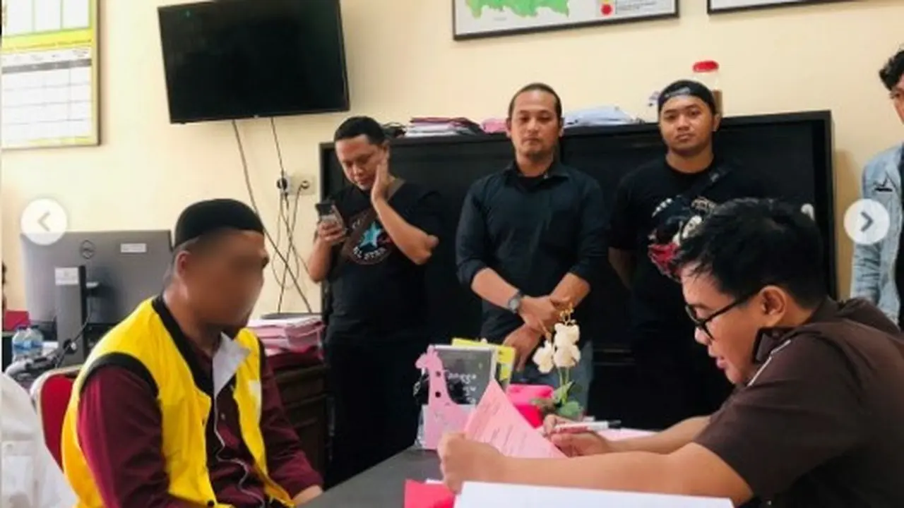 Pelimpahkan tersangka pembunuhan pasutri pengusaha kolam renang ke Kejari Tulungagung. (Istimewa)