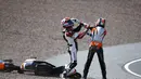 Kedua pembalap muda itu berkelahi usai mengalami kecelakaan pada putaran kesembilan di Sirkuit Sachsenring, Jerman, Minggu (13/7/14). (REUTERS/Thomas Peter)