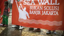 Dalam aksinya, massa menuding pembangunan tanggul ini sebagai bentuk pemborosan anggaran saja, Jakarta, (15/10/14).(Liputan6.com/Faizal Fanani)