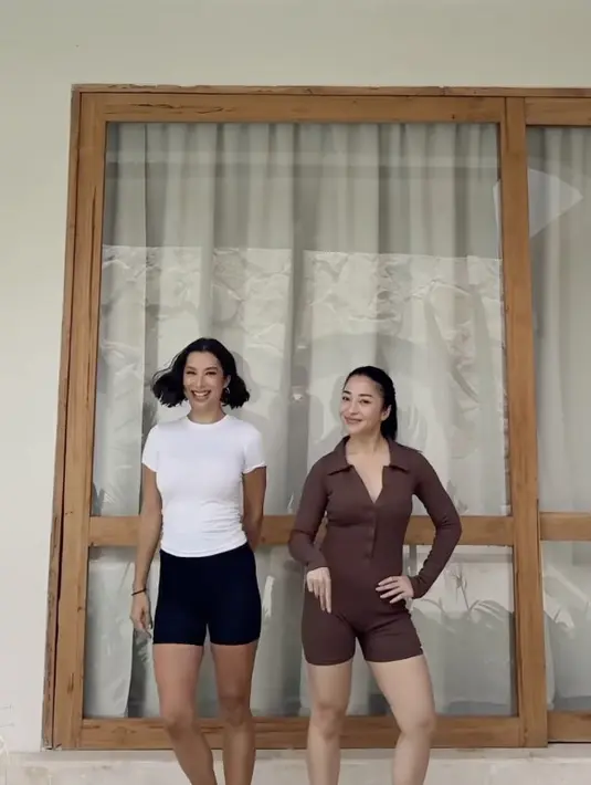 Kala berolahraga, keduanya memiliki referensi gaya tersendiri. Nikita mengenakan bodysuit, sedangkan Jennifer Bachdim hadirkan paduan t-shirt dan bicycle pants. [Foto: Instagram/ Nikita Willy]