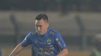 Pemain Persib Bandung, Shohei Matsunaga saat melawan PS TNI pada lanjutan Liga 1 2017 di Stadion Si Jalak Harupat, Sabtu (05/8/2017). Persib menang 3-1. (Bola.com/Nicklas Hanoatubun)