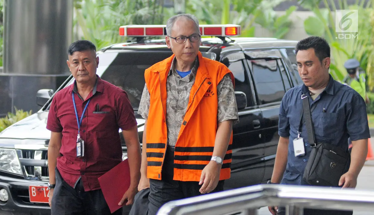Suasana saat dr Bimanesh Sutarjo tiba di Gedung KPK , Jakarta, Rabu (31/1). Penyelidikan KPK mengindikasikan adanya upaya menghalang-halangi proses penyidikan Setya Novanto oleh dr Bimanesh Sutarjo. (Liputan6.com/Herman Zakharia)