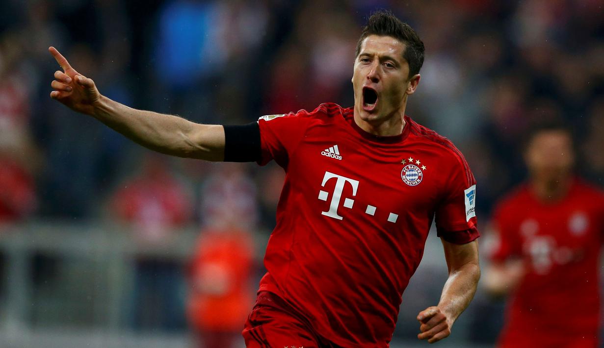 Striker Bayern Munchen, Robert Lewandowski, merayakan gol yang dicetaknya ke gawang Wolfsburg di laga Bundesliga di Munchen, Jerman, Selasa (22/9/2015). (Reuters/Michael Dalder)