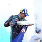 Pembalap Jaguar TCS Racing Mitch Evans menggunakan trofi juara Formula E Jakarta e-Prix 2022 layaknya botol sampanye. (AP/Achmad Ibrahim)