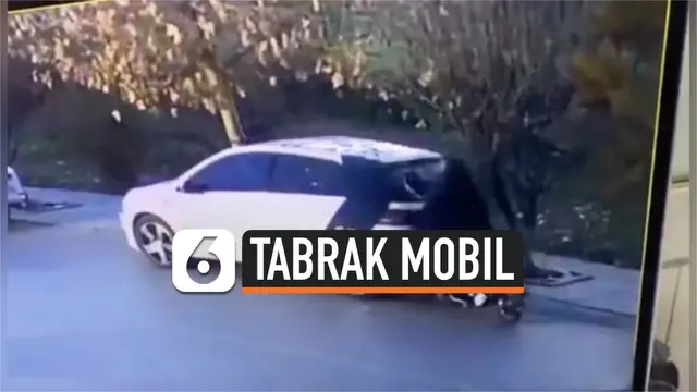 vertical tabrak mobil