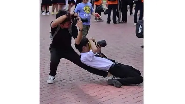 6 Aksi Totalitas Fotografer Demi Hasil Jepretan Bagus Ini Kocak
