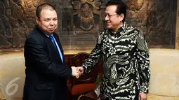 Ketua DPD RI Irman Gusman (kanan) bersalaman dengan Duta Besar Aljazair AbdelKader Aziria di Kompleks Parlemen, Jakarta, Senin (2/11/2015). Kedatangan Duta Besar Aljazair ini untuk membahas kerjasama kedua Negara. (Liputan6/Johan Tallo)