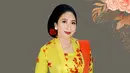 Istri Chairul Tanjung, Anita tampil cantik berbalut kebaya kutubaru warna kuning dengan motif bunga dan selendang warna oranye. (Instagram/anita_chairultanjung).