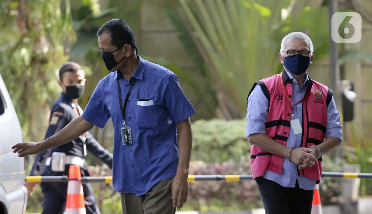 Mantan Direktur Operasional Finance PT Danareksa Sekuritas Erizal (kanan) jelang diperiksa Kejaksaan Agung, Gedung KPK, Jakarta, Kamis (18/6/2020). Erizal diperiksa sebagai tersangka dugaan korupsi pemberian fasilitas pembiayaan PT Danareksa Sekuritas ke PT Evio Securities. (merdeka.com/Dwi Narwoko)