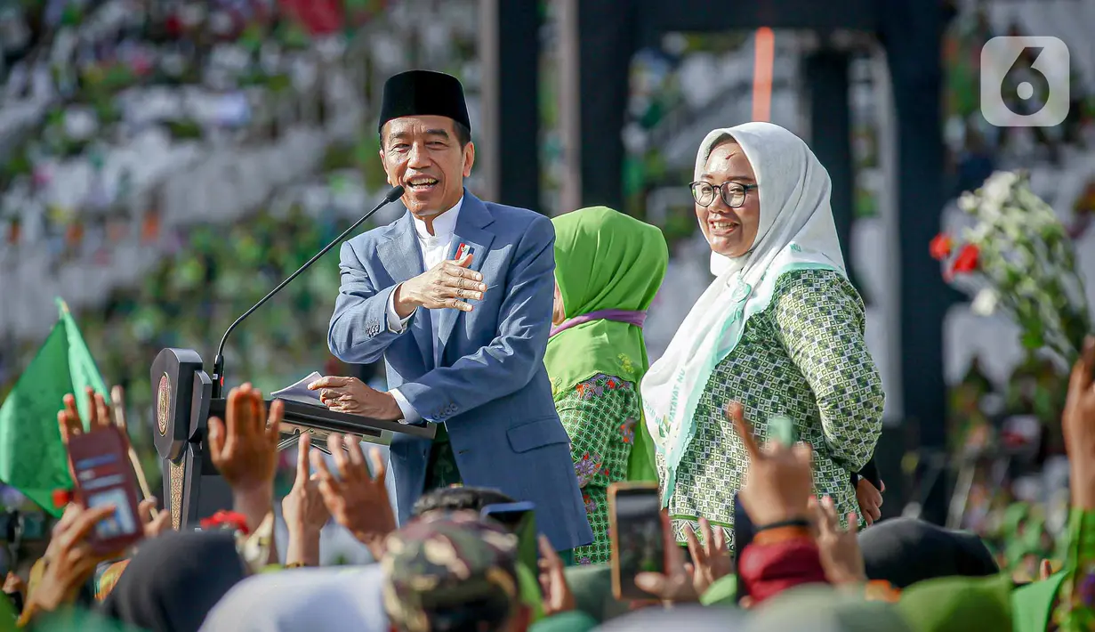 Presiden Joko Widodo atau Jokowi menyampaikan sambutan saat menghadiri Hari Lahir ke-78 Muslimat Nahdlatul Ulama (NU) atau Harlah ke-78 Muslimat NU di Stadion Gelora Bung Karno, Jakarta, Sabtu (20/1/2024). Dalam rangka menyambut Harlah ke-78 Muslimat NU, Pimpinan Pusat Muslimat Nahdlatul Ulama mengadakan dzikir, doa, dan sholawat untuk kemaslahatan bangsa. (Liputan6.com/Faizal Fanani)