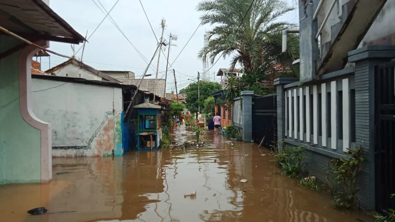 Banjir melanda wilayah Jalan RA Kartini, Bekasi Timur.